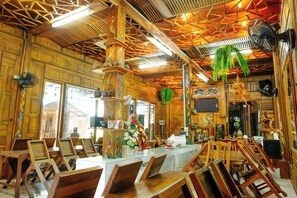 供應早餐、午餐、晚餐和早午餐