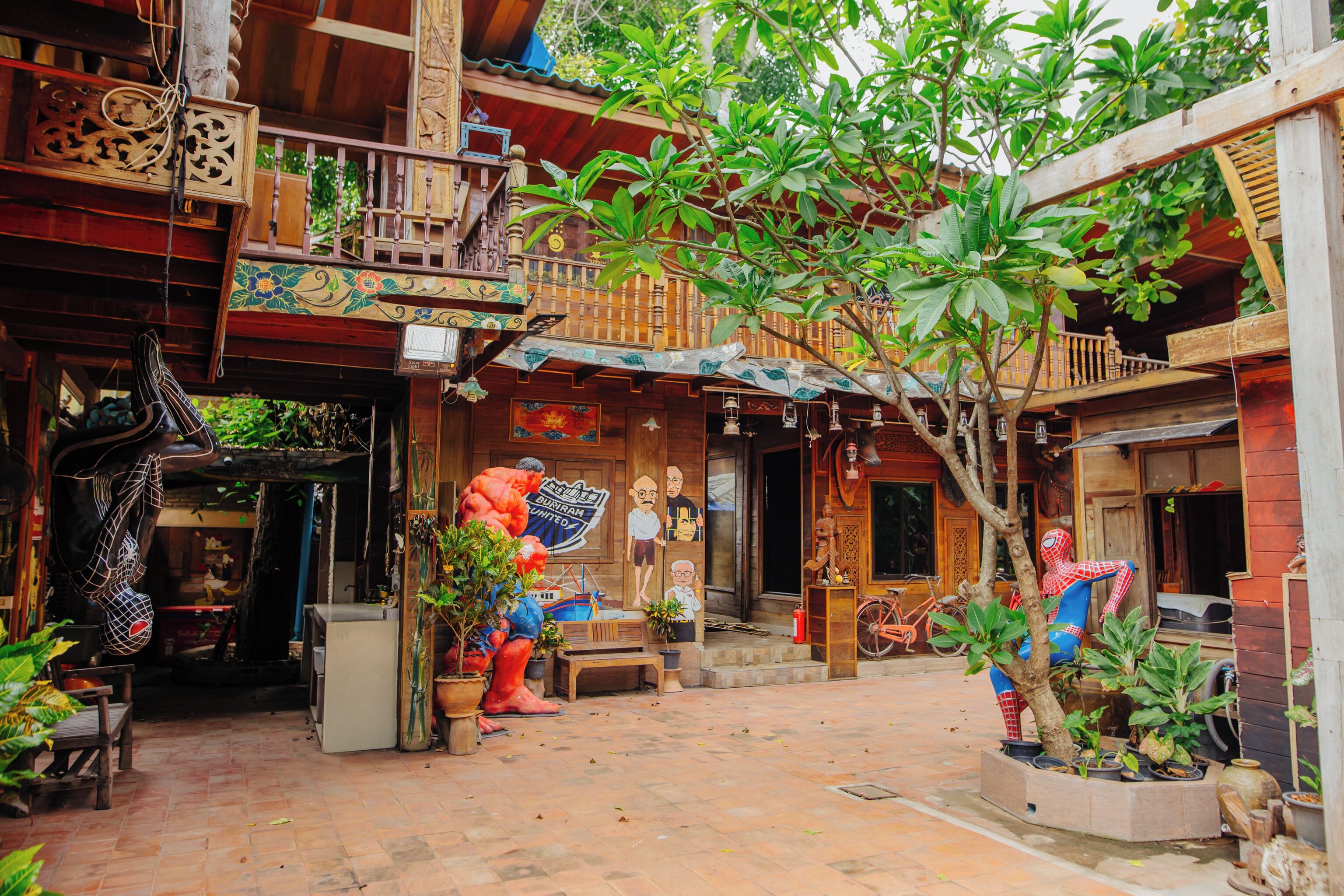 Télévision LCD de 32 pouces avec chaînes par satellite, télévision