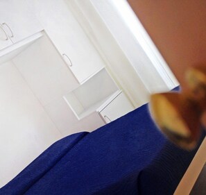 Kamer, 1 twee- of 2 eenpersoonsbedden | Luxe beddengoed, een kluis op de kamer, een bureau, gratis wifi