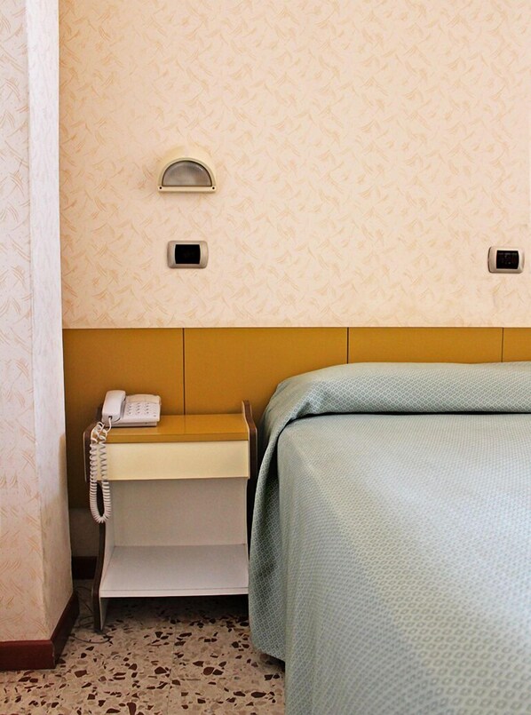 Kamer, 1 twee- of 2 eenpersoonsbedden | Luxe beddengoed, een kluis op de kamer, een bureau, gratis wifi
