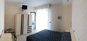 Kamer, 1 twee- of 2 eenpersoonsbedden | Luxe beddengoed, een kluis op de kamer, een bureau, gratis wifi