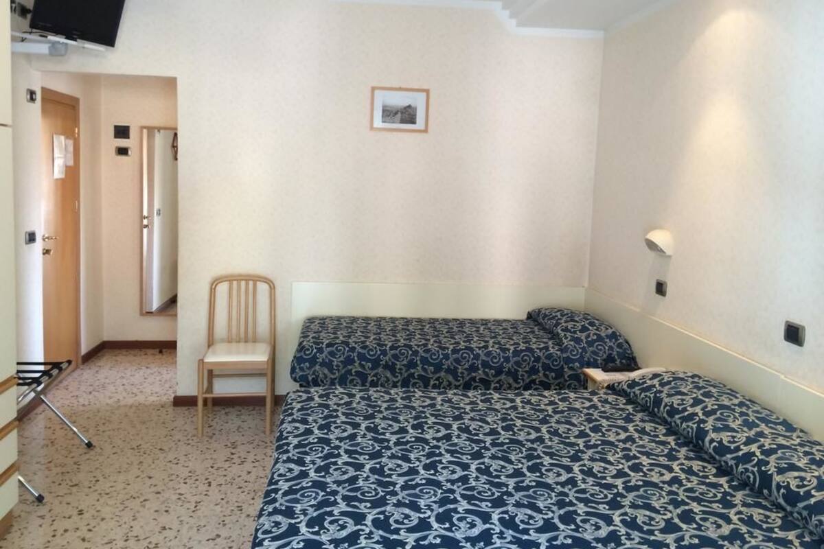 Premium bedding, in-room safe, desk, free WiFi