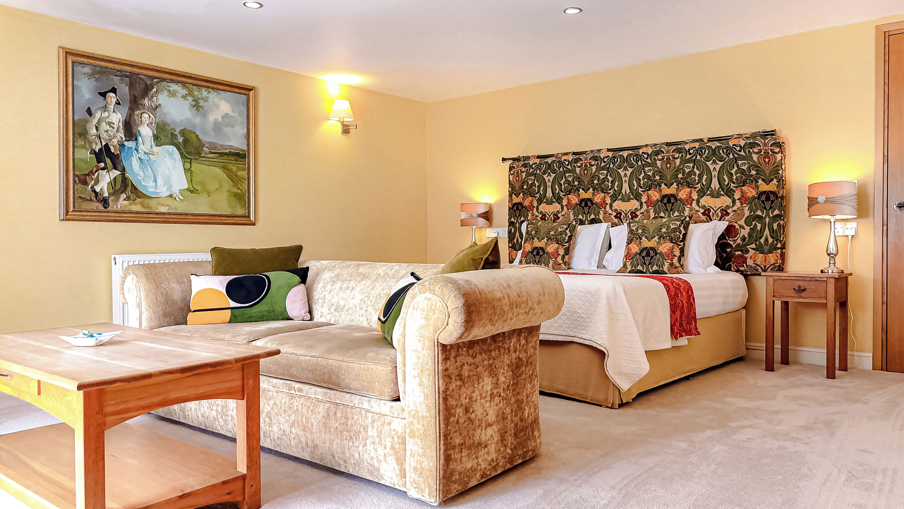 خزنة داخل الغرفة ومكتب وتجهيزات عازلة للصوت ومكواة/لوح كي