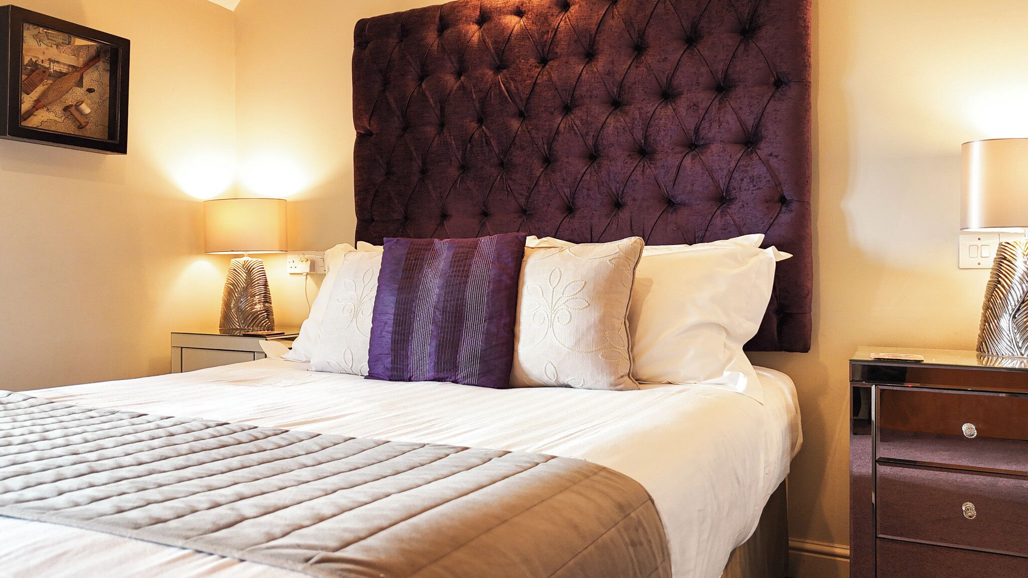 خزنة داخل الغرفة ومكتب وتجهيزات عازلة للصوت ومكواة/لوح كي