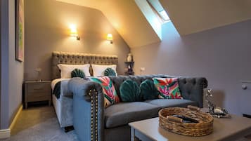 Deluxe Double Room | In-room safe, desk, soundproofing, iron/ironing board