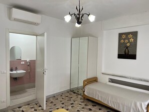 Kamar Triple, balkon | Brankas, meja kerja, kedap suara, dan Wi-Fi gratis