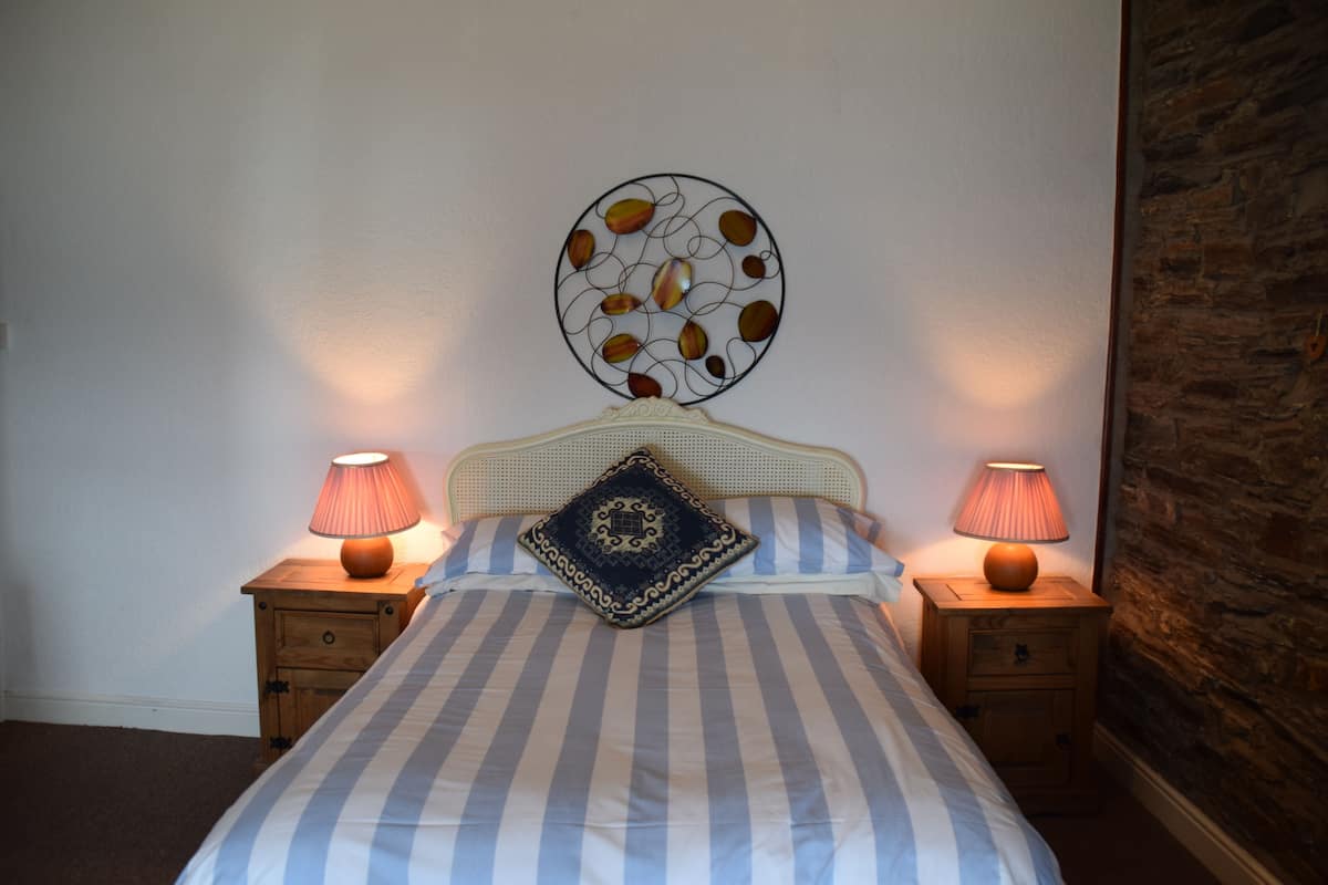 Standard-Loft, 2 Schlafzimmer | 2 Schlafzimmer, individuell dekoriert, Bügeleisen/Bügelbrett