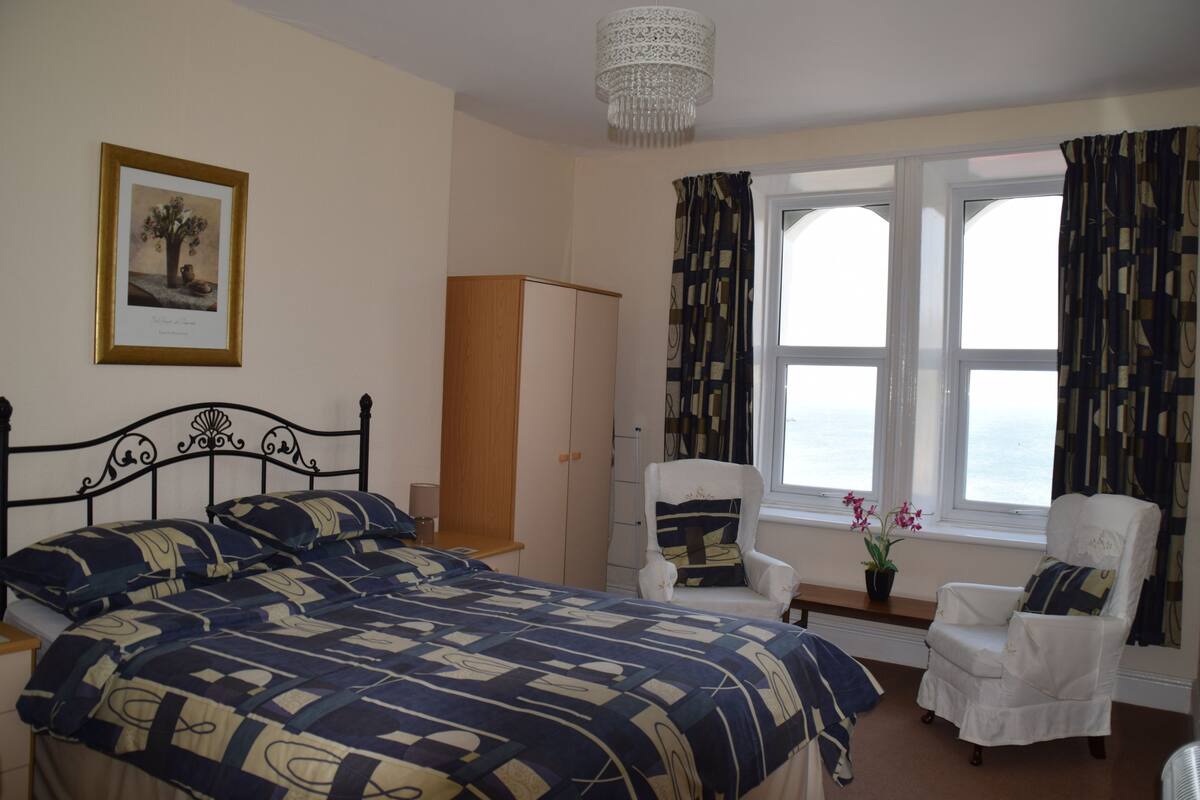 Standard-Apartment, 2 Schlafzimmer, Strandblick (Shearwater Suite) | 2 Schlafzimmer, individuell dekoriert, Bügeleisen/Bügelbrett
