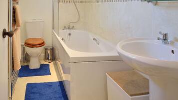 Traditional Cottage, 3 Bedrooms, Mountain View | Bathroom | Towels