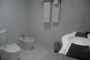 Ein Badezimmer mit Toilette, Bidet und Waschbecken.