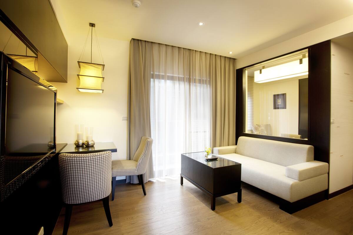 Triple Room | Living area | 40-inch LCD TV with cable channels, TV