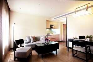 Habitación cuádruple familiar, 2 habitaciones | Área de sala de estar | Televisión LCD de 40 pulgadas con canales por cable y televisión 