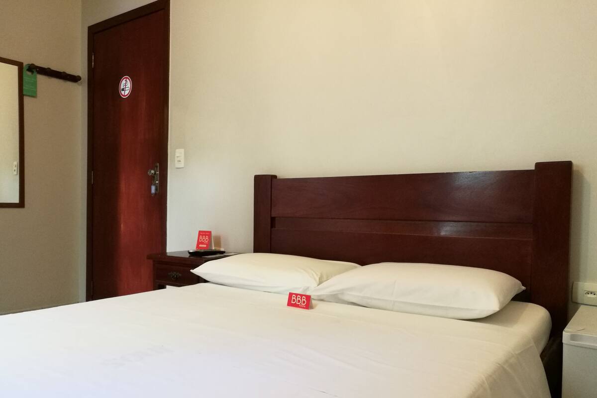 Phòng đôi Tiêu chuẩn, 1 giường đôi | Bàn, bàn ủi/dụng cụ ủi quần áo, truy cập Internet không dây miễn phí