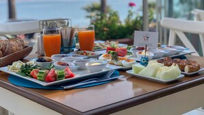Breakfast, lunch and dinner served - Karamela Otel (Ayvalik)
