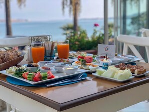 Se sirven desayunos, comidas, cenas y cocina internacional