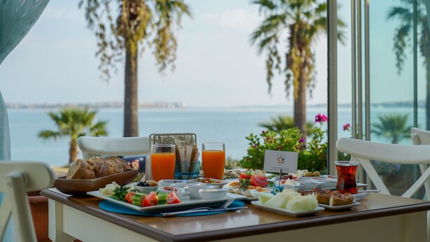 Breakfast, lunch and dinner served - Karamela Otel (Ayvalik)