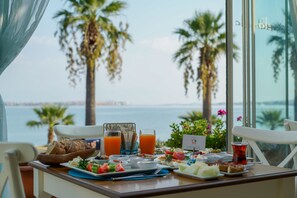 Breakfast, lunch, dinner served; international cuisine  - Karamela Otel (Ayvalik)