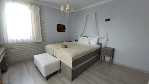 Minibar, in-room safe, desk, soundproofing - Karamela Otel (Ayvalik)