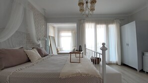 Habitación doble superior, balcón, vista al mar | Minibar, caja de seguridad en la habitación y escritorio