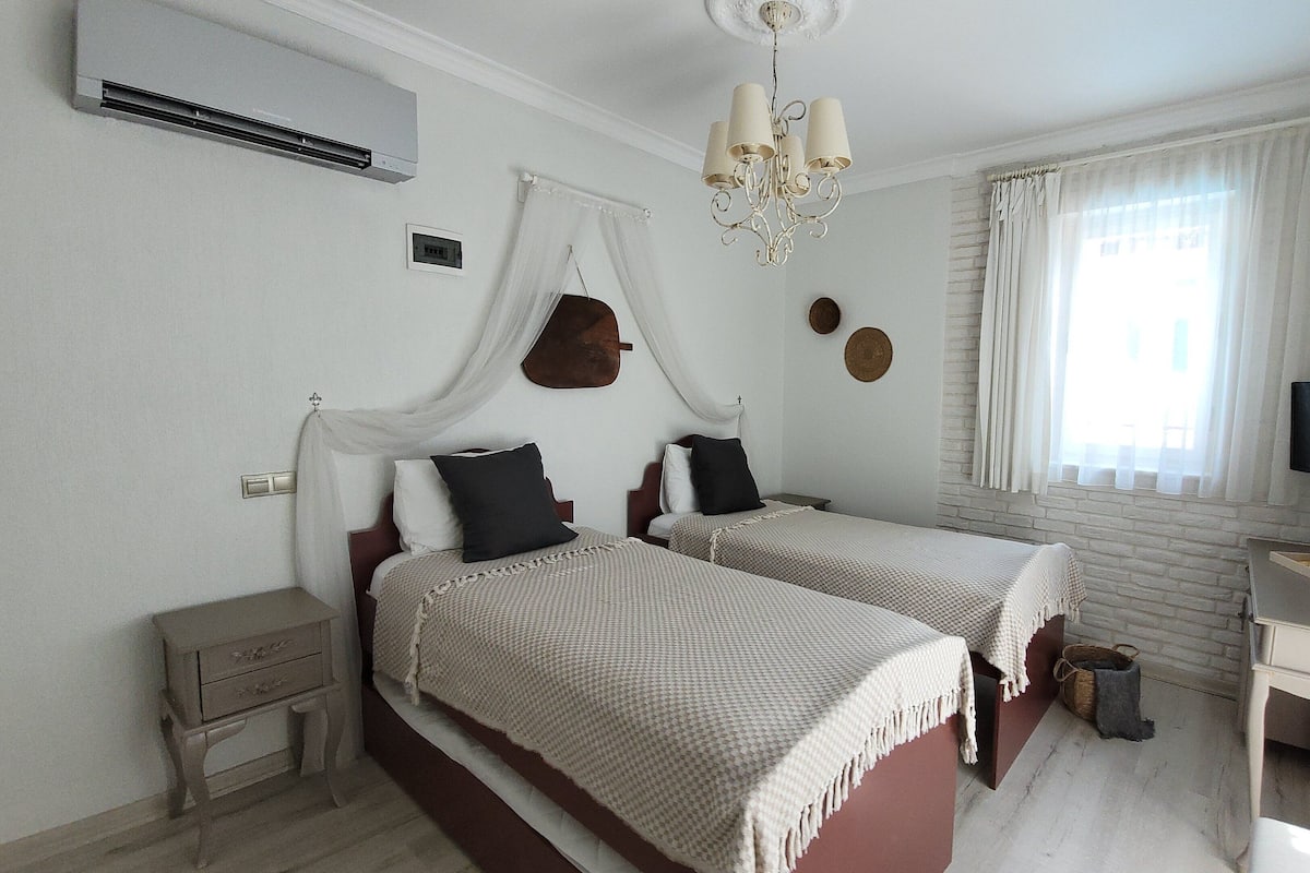 Habitación con 2 camas individuales, vista parcial al mar | Minibar, caja de seguridad en la habitación y escritorio