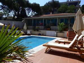 Piscine extérieure, parasols de plage, chaises longues
