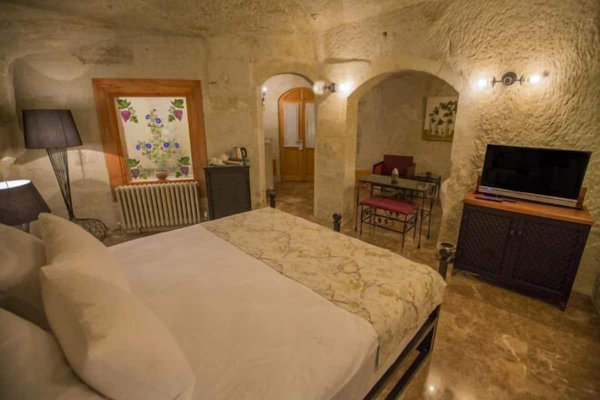 1 bedroom, premium bedding, minibar, in-room safe