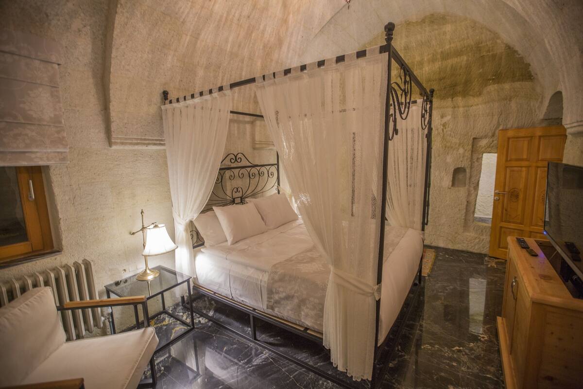 Habitación de luna de miel doble | Ropa de cama de alta calidad, minibar, caja fuerte y escritorio