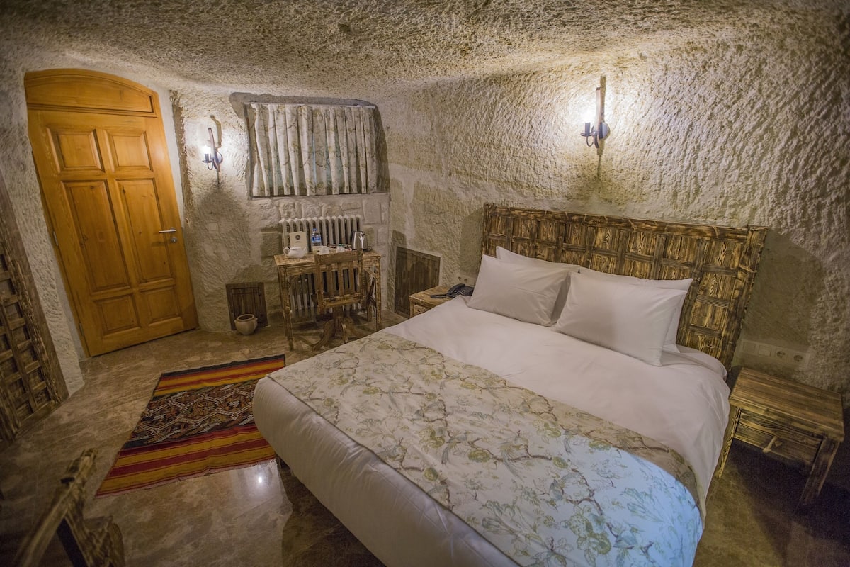 Economy Double Room, 1 Bedroom | 1 bedroom, premium bedding, minibar, in-room safe