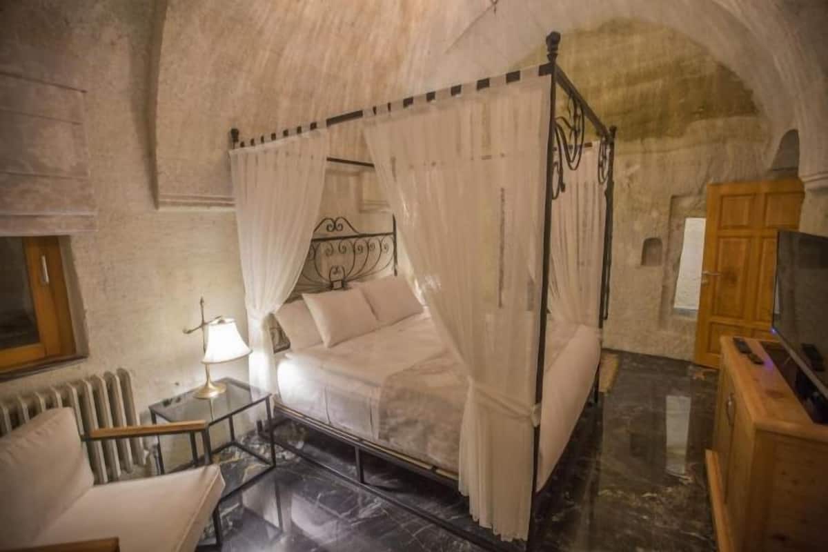 1 bedroom, premium bedding, minibar, in-room safe