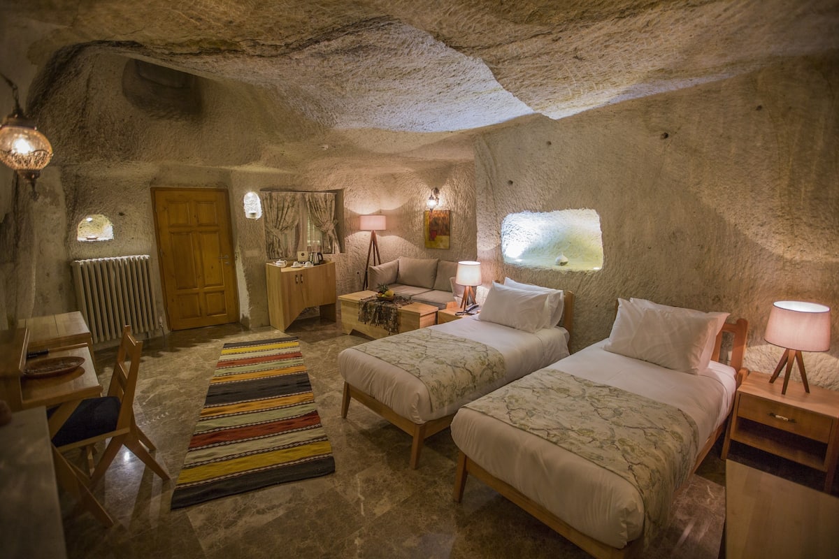 Deluxe Double or Twin Room | 1 bedroom, premium bedding, minibar, in-room safe