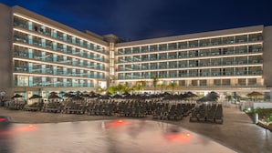 A hotel with multiple floors, a swimming pool, and sun loungers. - Hotel Roquetas El Palmeral by Pierre & Vacances (Roquetas de Mar)