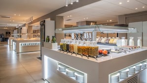 A buffet area with various food items and condiments. - Hotel Roquetas El Palmeral by Pierre & Vacances (Roquetas de Mar)