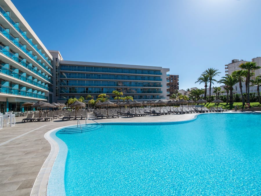 Seasonal outdoor pool, pool umbrellas, sun loungers