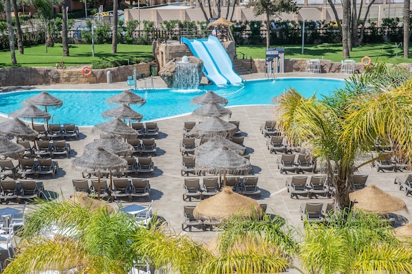 Seasonal outdoor pool, pool umbrellas, sun loungers