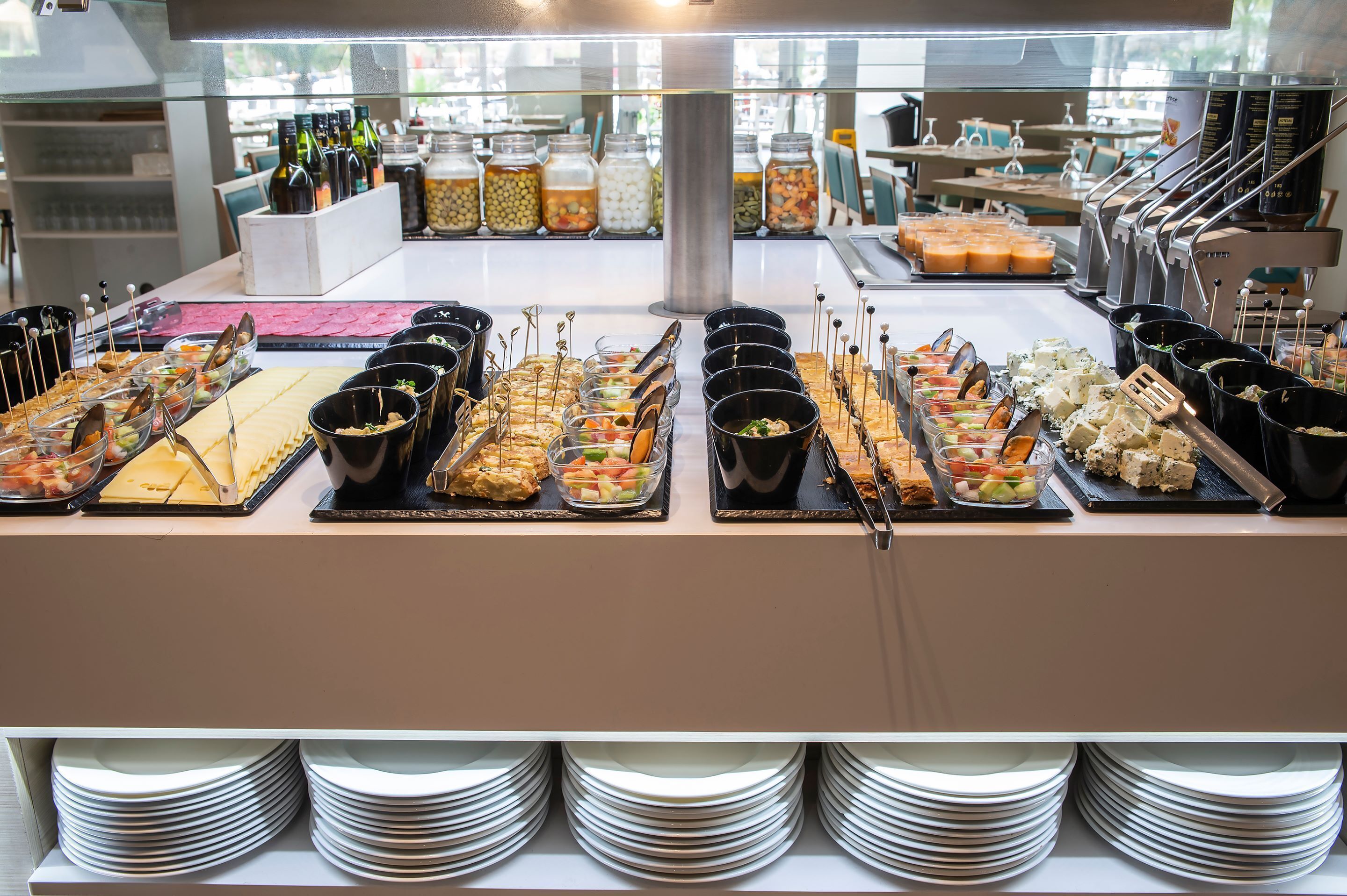 Un bufé con diversas opciones de comida y acompañamientos.