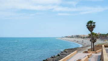 Pantai di sekitar