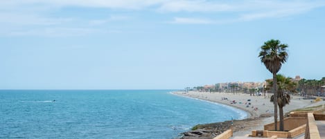 Una spiaggia nelle vicinanze