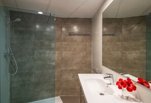 Ducha, artículos de tocador gratuitos, toallas
