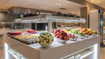 Un buffet proposant une variété de fruits et de desserts.