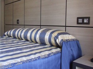 Bộ đồ giường cao cấp, nệm Select Comfort, két bảo mật tại phòng 