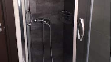 Douche, sèche-cheveux, serviettes fournies