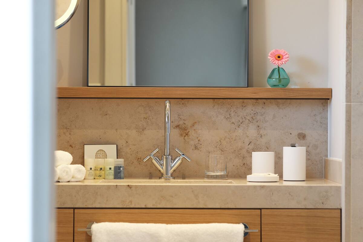 superior room, 1 double bed | bathroom sink