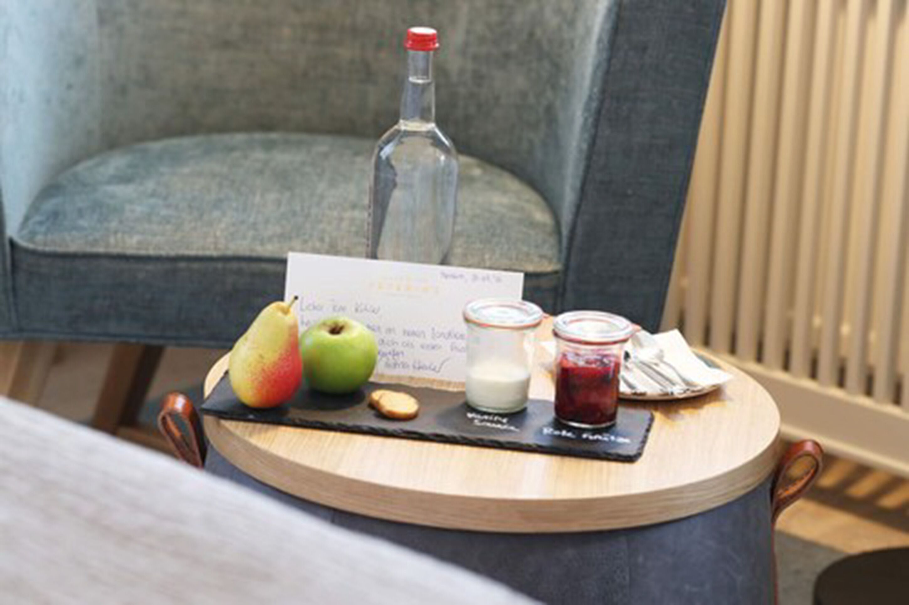 basic room, 1 double bed | living area | flat-screen tv