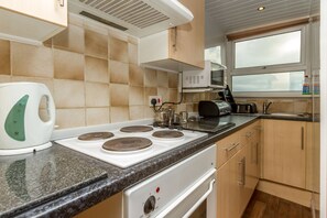 Penthouse, 2 Bedrooms, Bay View (#10) | Private kitchen | Full-sized fridge, microwave, oven, stovetop - Lynton Apartments (Blackpool)