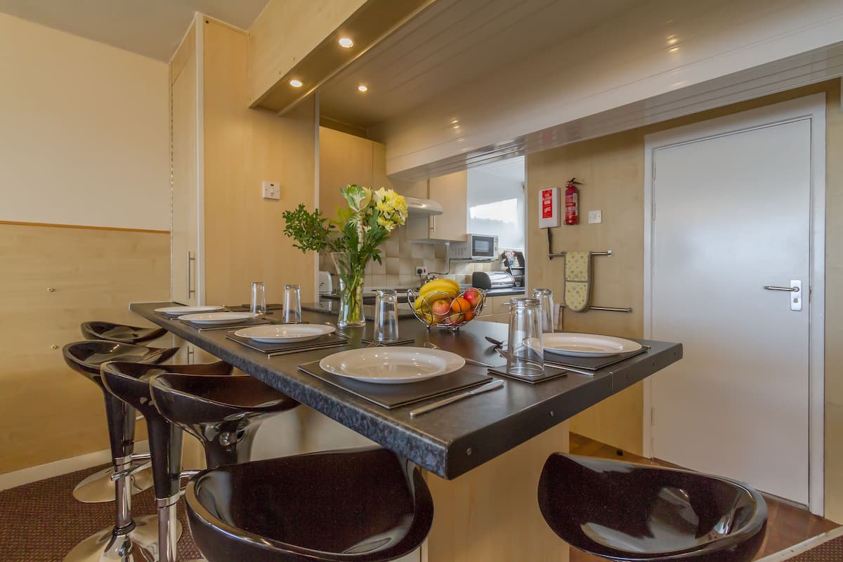 Penthouse, 2 Bedrooms, Bay View (#10) | In-room dining