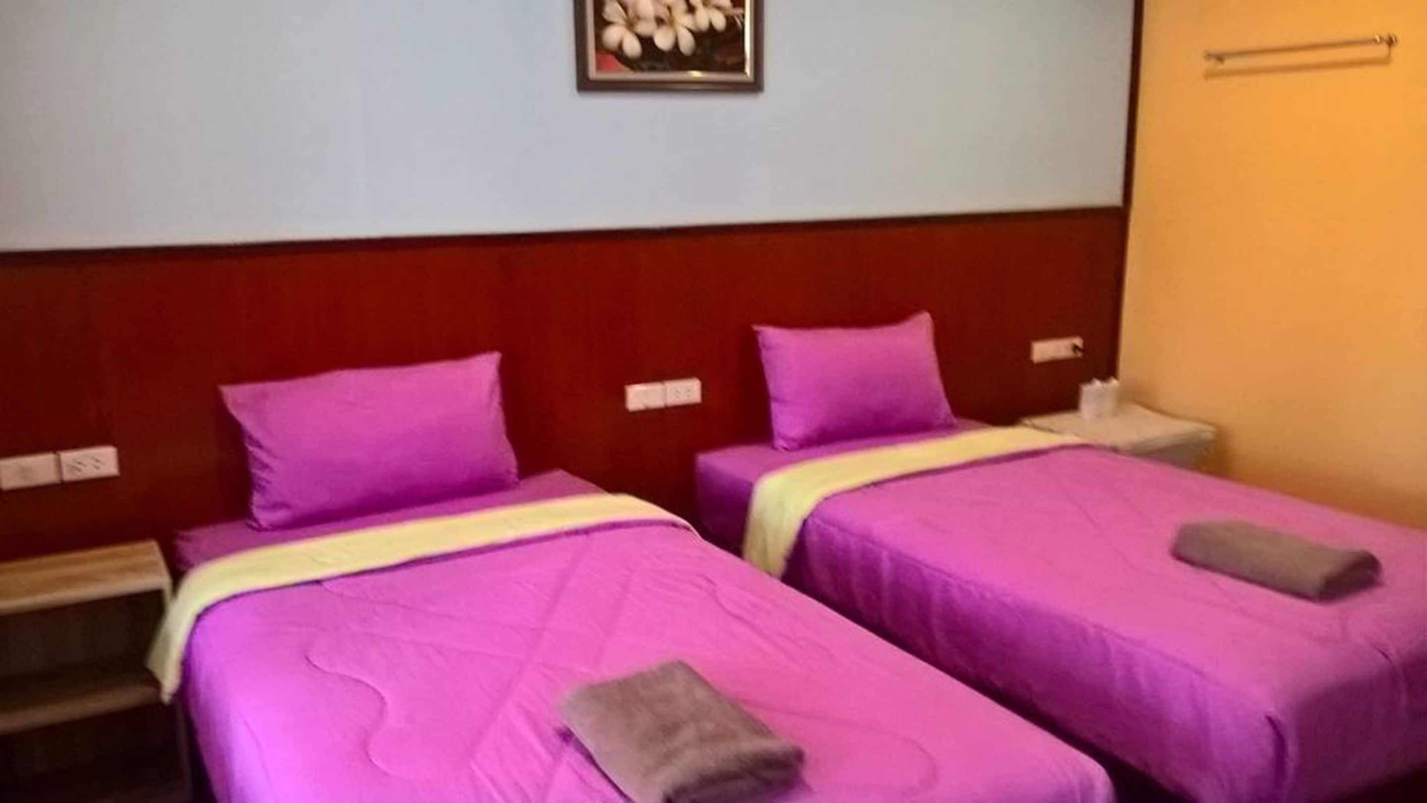 deluxe twin room | desk, free wifi