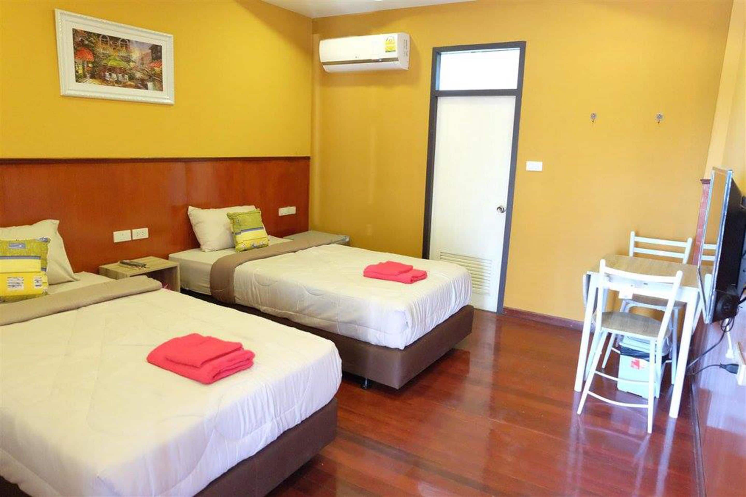 standard twin room | desk, free wifi