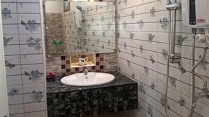 Habitación Deluxe con 2 camas individuales | Baño | Ducha y toallas