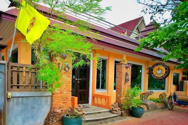 Melayani sarapan, makan siang, makan malam; sajian masakan Thailand