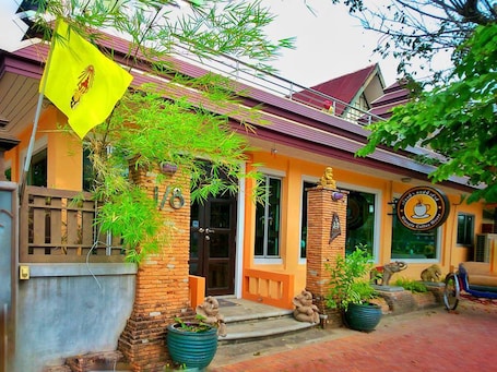 Breakfast, lunch, dinner served; Thai cuisine